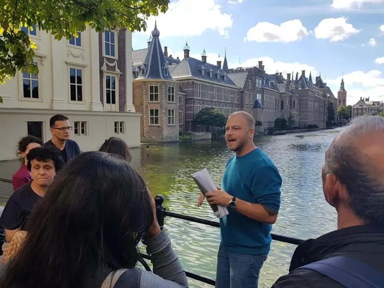 Leer alles over Den Haag tijdens een twee uur durende wandeling met een local. 