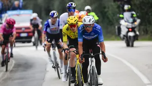Isaac Del Toro op kop in de leiderstrui van Tirreno-Adriatico