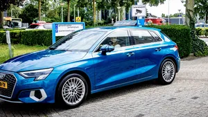 Lesauto scheurt politie voorbij met 154 kilometer per uur