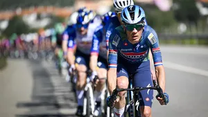 Dylan van Baarle was kritisch op de manier van werken binnen Team Visma | Lease a Bike. En nu zien ook collega's van hem dat er een andere Van Baarle rondrijdt.