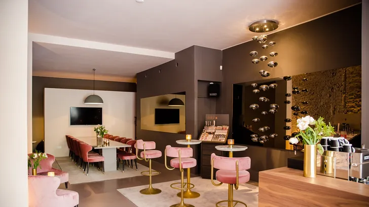 Yes! Bij dít luxe beautyhuis in Amsterdam hebben ze champagne en limousineservice