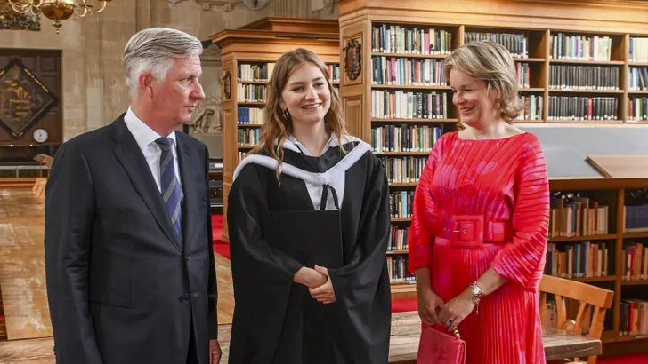 Prinses Elisabeth met koning Filip en koningin Mathilde. – Belgisch hof onderzoekt situatie universiteit prinses Elisabeth.