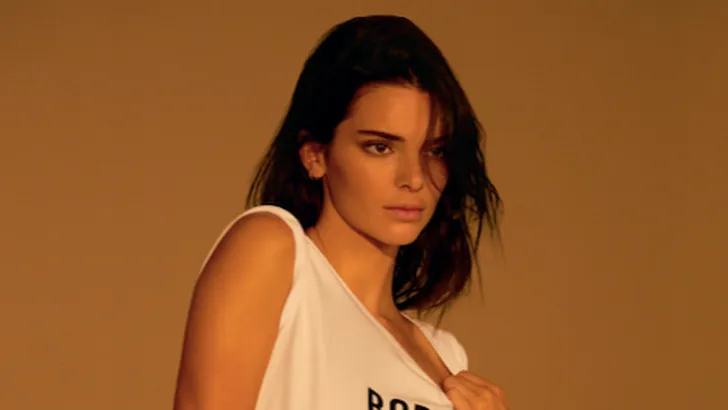 Zien: Kendall Jenner schittert in verjaardagscampagne LIU JO