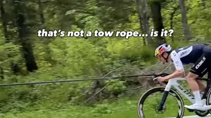 tom pidcock aan een sleepkabel