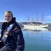 Prinses Leonor van Spanje aan boord van een rubberboot met op de achtergrond de Juan Sebastián de Elcano.