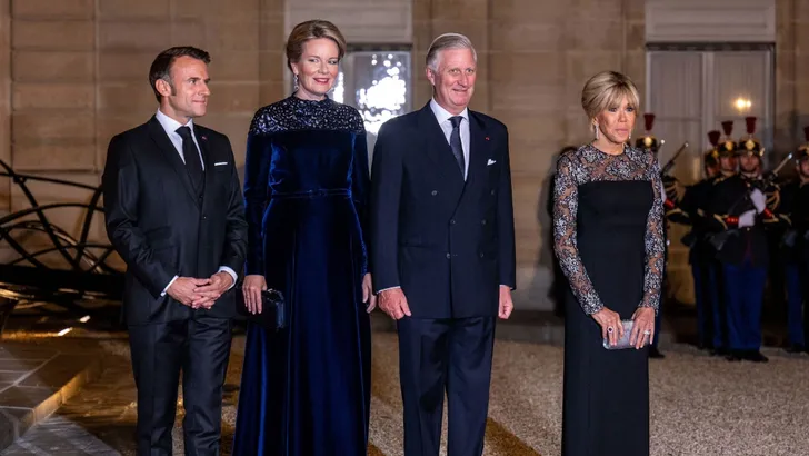 Koningin Mathilde straalt in blauw fluweel tijdens staatsbanket in Frankrijk