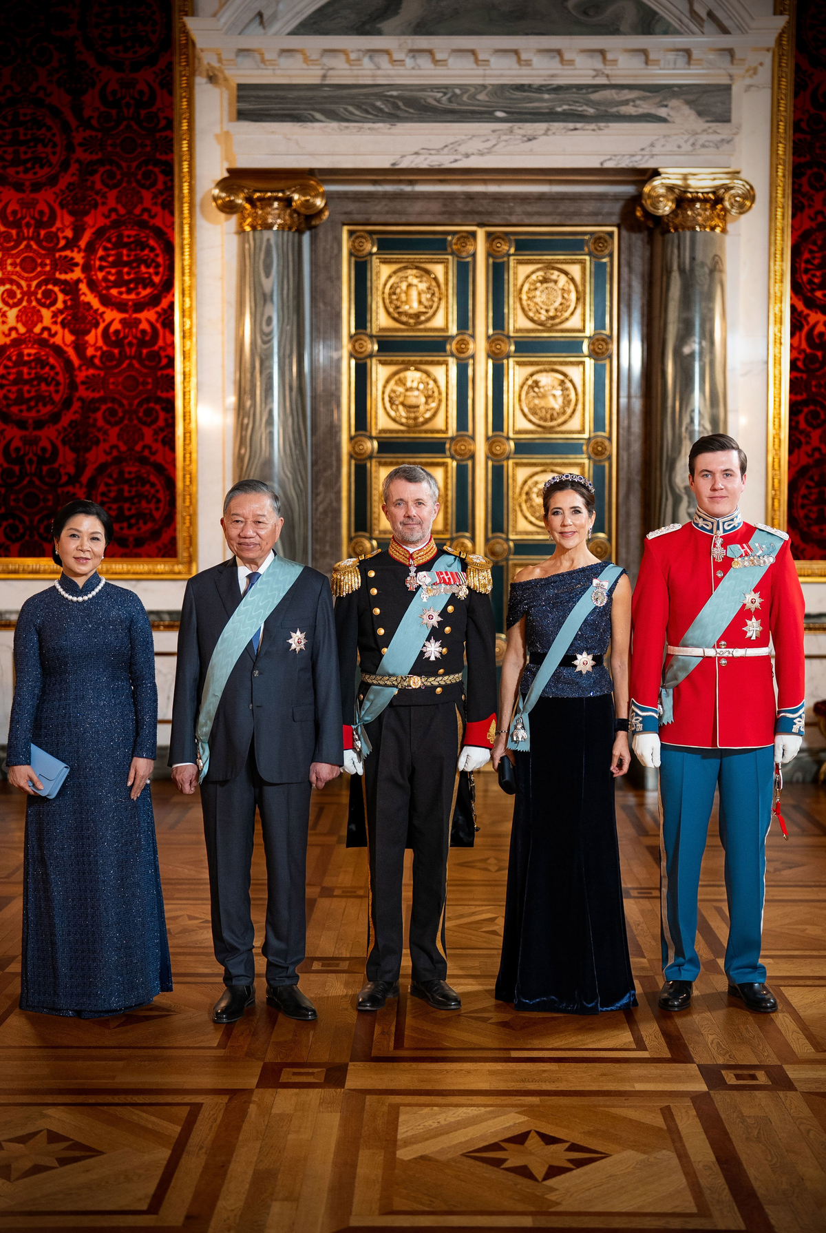Wat staat dat uniform hem goed: prins Christian schittert op zijn eerste staatsbanket
