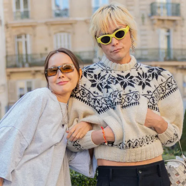 Twee vrienden in stijlvolle looks tijdens Paris fashion week.