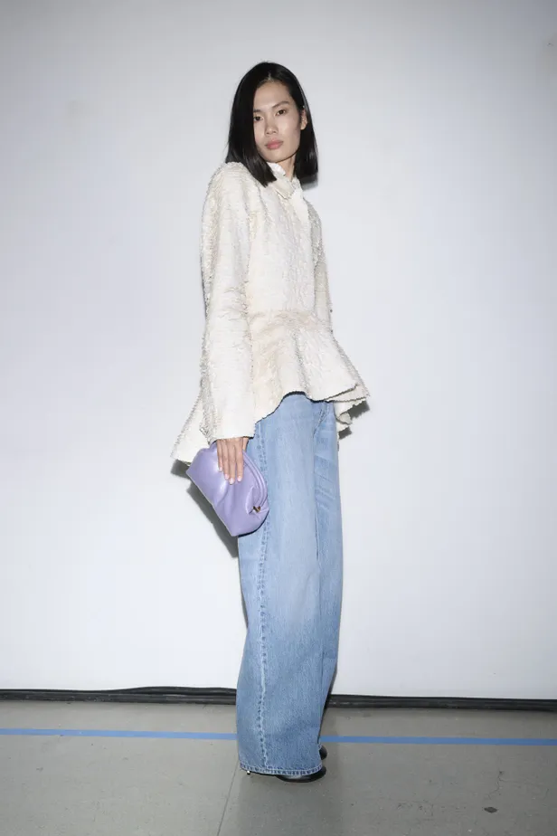 Deze peplumblouse van McCartney oogt mega chic! | Beeld: Catwalkpix