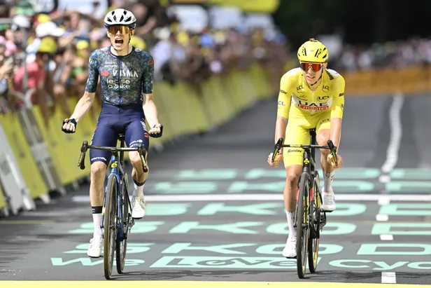 Jonas Vingegaard klopt de gele Tadej Pogacar in de Tour de France.
