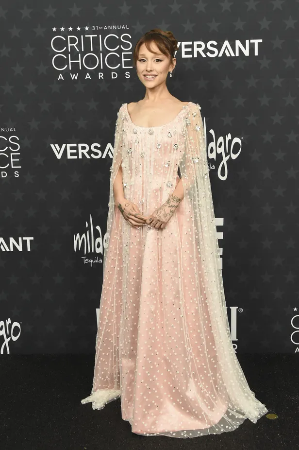 Ariana Grande in Alberta Ferretti bij de Critics Choice Awards 