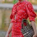 Vrouw in felrode, stijlvolle outfit.