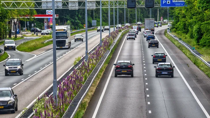 Een autoweg. Onderzoek van de ANWB heeft baanplakkers als de grootste irritatie op de weg aanwegezen