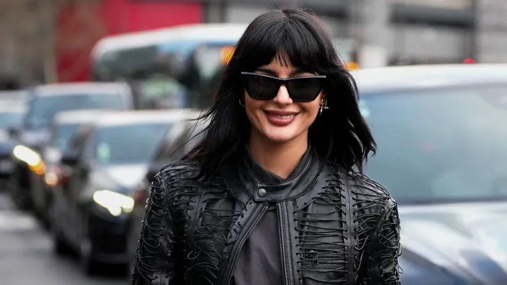 Een vrouw met zonnebril