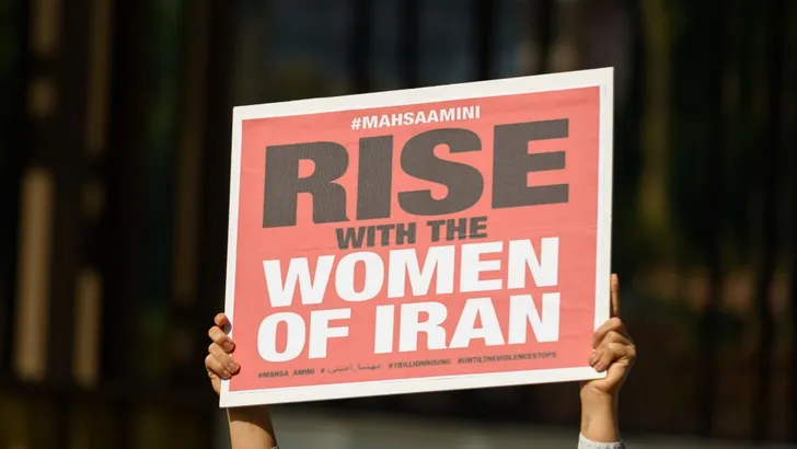 Zoon van de laatste Sjah vol bewondering voor dappere vrouwen in Iran
