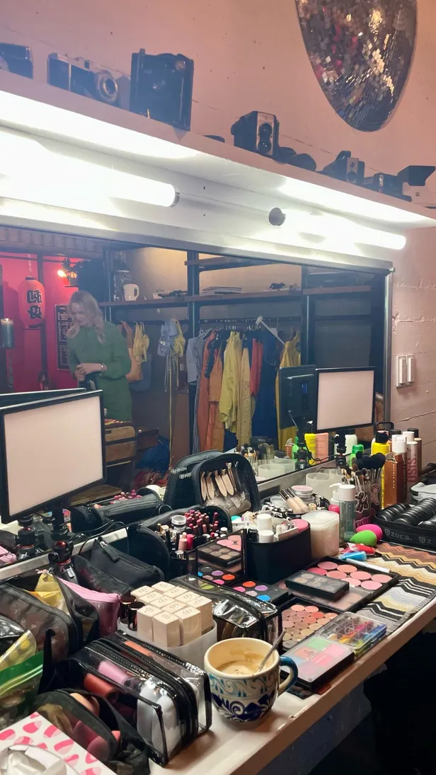 Make-up tafel en spiegel met heel veel make-up erop 