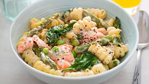 Pasta met zalm en groene asperges