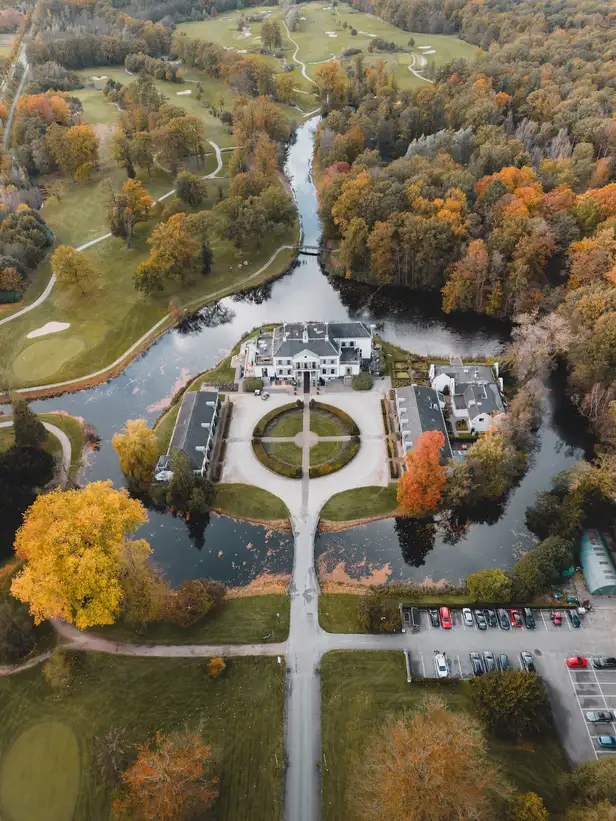 Luchtfoto van Kasteel Engelenburg en de omliggende natuur.