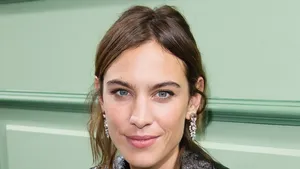 Zo ziet de beautyroutine van Alexa Chung eruit