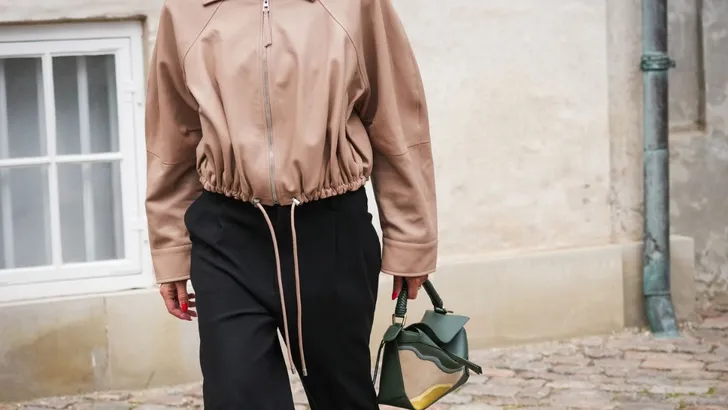 Vrouw in stijlvolle look.