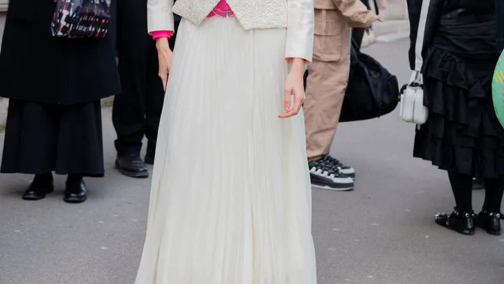 Vrouw met stijlvolle lange rok aan tijdens fashion week.