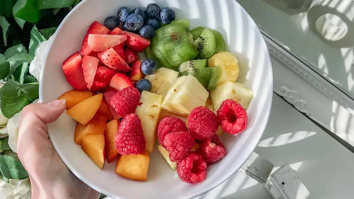 Slecht slapen? Deze 4 fruitsoorten kunnen je nachtrust mogelijk een zetje geven