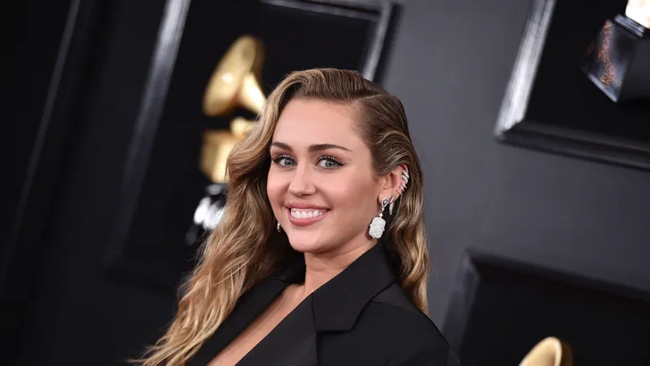 Wat iedereen over het hoofd zag bij Miley Cyrus' Grammy outfit