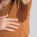 Vrouw met zweetvlek onder oksels - zweetoksels