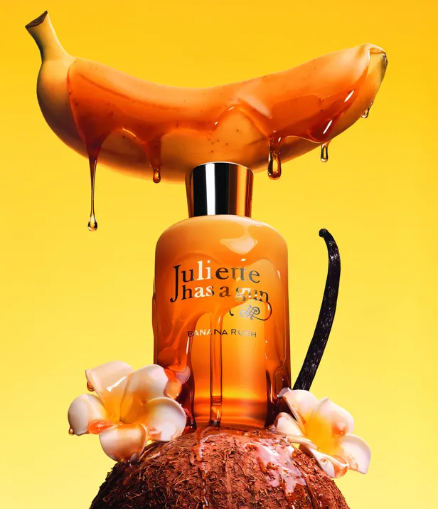 Banana Rush, Juliette has a gun.