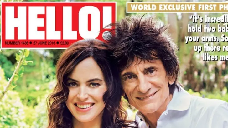 Rocker Ronnie Wood (69) showt pasgeboren tweeling