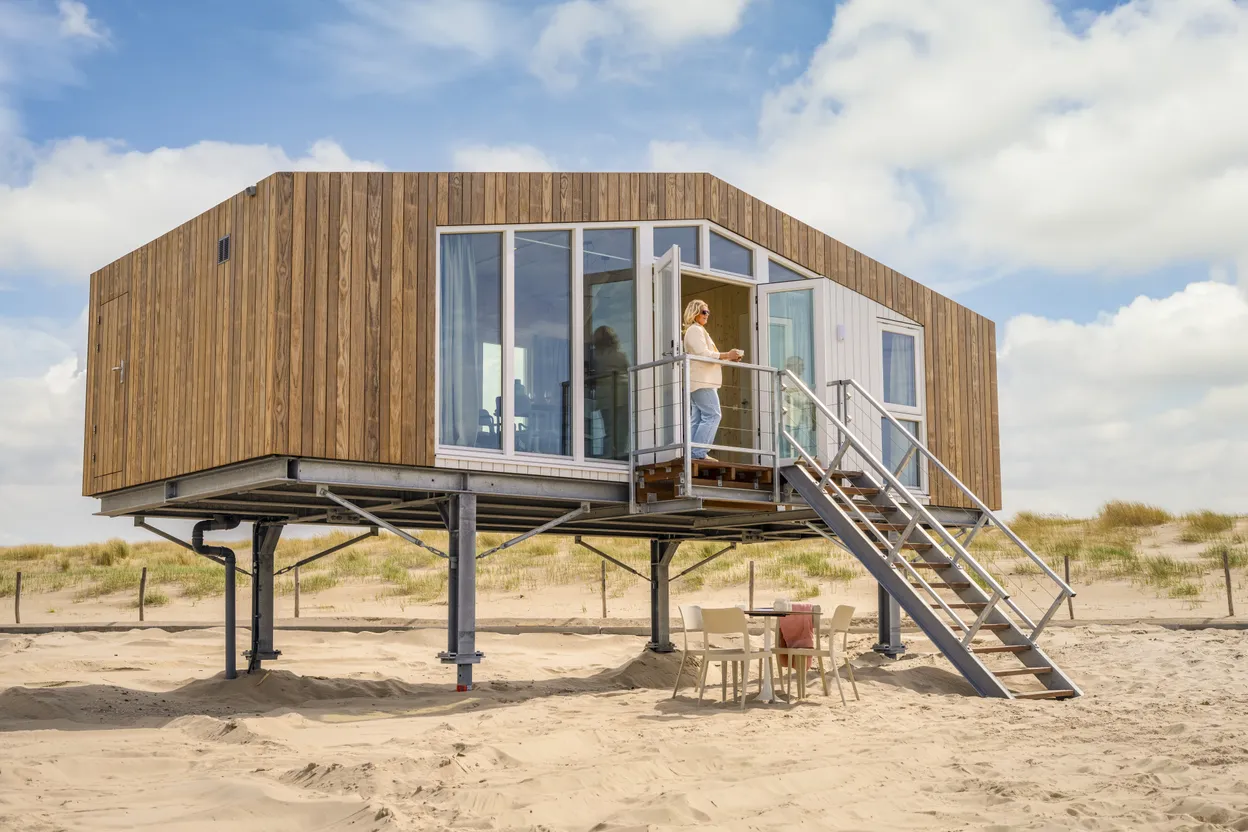 Vanuit je huisje op vakantiepark Landal Zeezigt in Petten loop je zo het strand op - vakantiepark Landal Zeezigt in Petten