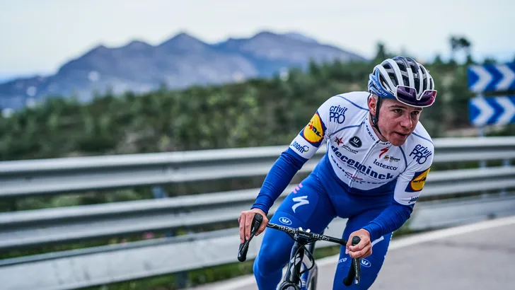 Evenepoel fietst 301 km voor zorgverleners, maar: 'Volgende uitdaging wordt echt zwaar'