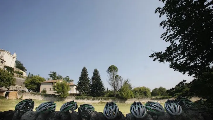 Nieuwe fietsproducten: racehelm, fietsbroek en herstel-gel