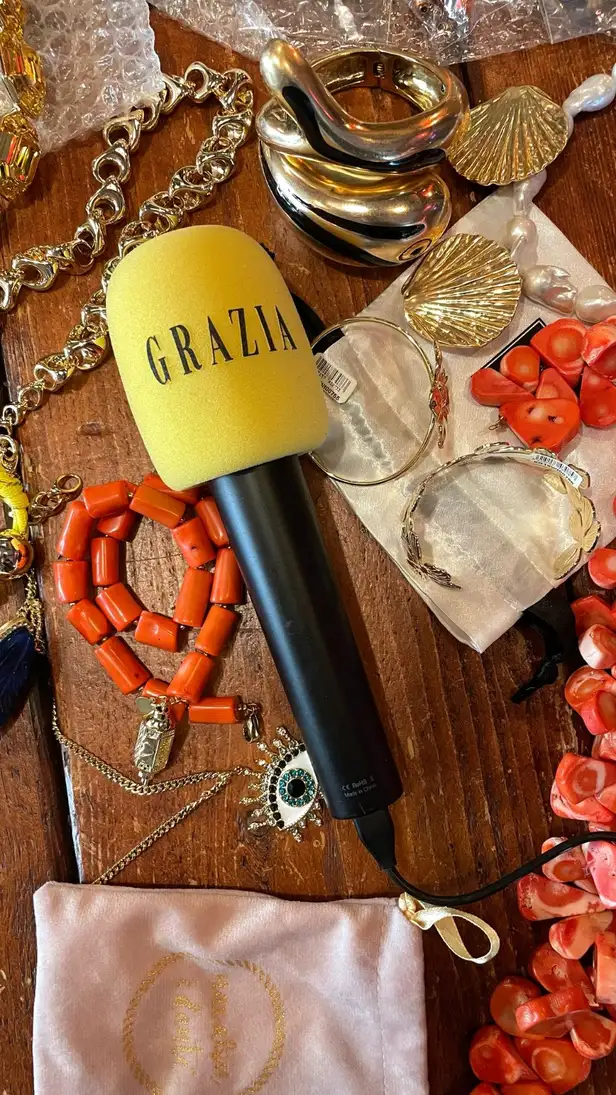Grazia microfoon tussen de sieraden 