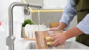 Die prachtige houten snijplank is een bacteriemagneet als je 'm verkeerd schoonmaakt. Voorkom de grootste fout en houd je keuken écht hygiënisch.