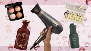 Beauty Buzz Beau Monde: nieuwe releases in de beauty-wereld. – Collage-foto op roze achtergrond met op de voorgrond vector-foto's van verschillende beauty-producten waaronder een föhn, oogschaduw van Chanel, parfum van Gucci en huid-ampoules.