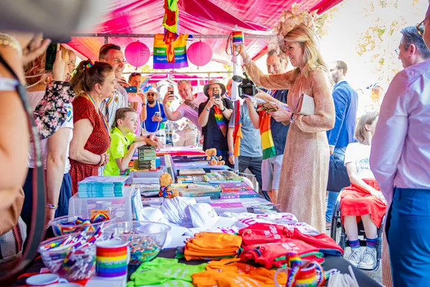 Koningin Máxima krijgt lof van internationale pers door als eerste koningin bij de opening van WorldPride aanwezig te zijn.