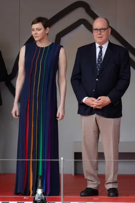 Bij de Grand Prix van Monaco verscheen Charlene in deze lange losse japon van Akris.