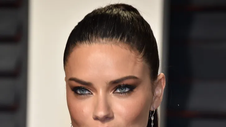 Dit drinkt Adriana Lima iedere ochtend voor een platte buik