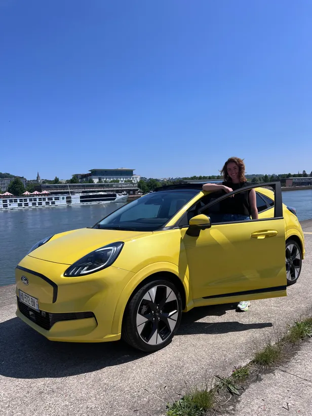 Rosanne met een Grazia-gele Ford in Frankrijk