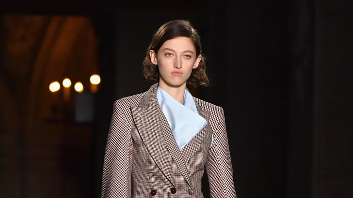 Shop: zo draag je de tuxedo-dress tijdens Oud en Nieuw