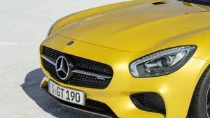 Beschonken bestuurder klapt frontaal op Haagse AMG GT