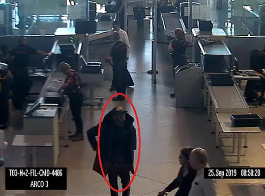 De Franse crimineel Abdoullah L. wordt op het vliegveld van Malaga geobserveerd.