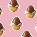 paaseitjes op een roze achtergrond