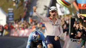 mathieu van der poel en mathieu in actie op het wk in hoogerheide van 2023