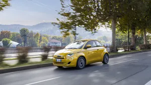 Hulde aan de handbak! Fiat brengt écht rijplezier terug in de 500 Hybrid
