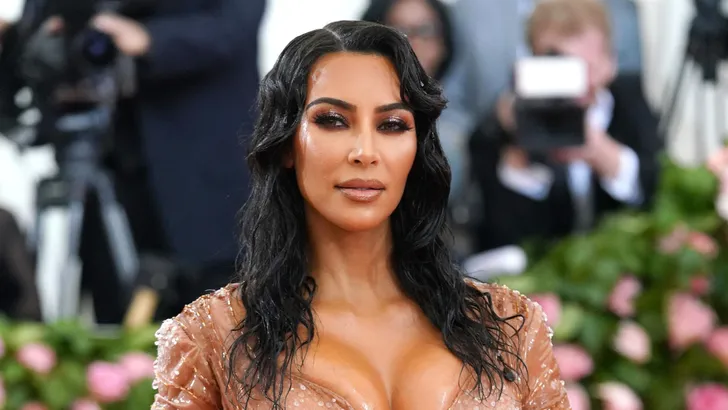 Kim Kardashian lanceert nieuwe shapewear lijn 'Kimono'