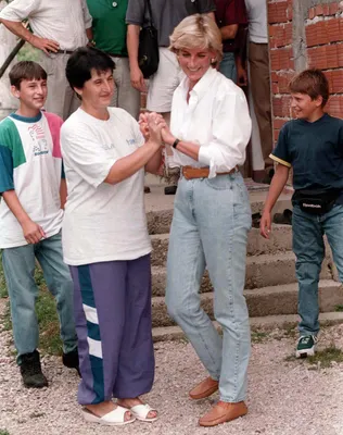 In Bosnië droeg de prinses een set cognacbruine loafers...