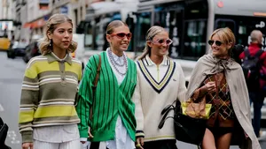 Gebreide vesten – Streetstyle-foto van vier vrouwen tijdens Paris Fashion Week, oktober 2024.