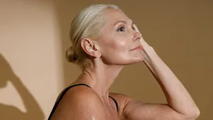 Waarom dit nieuwe peptide-serum een gamechanger is, volgens een huidtherapeut: ‘Alleen fillers konden dit tot nu toe bereiken’